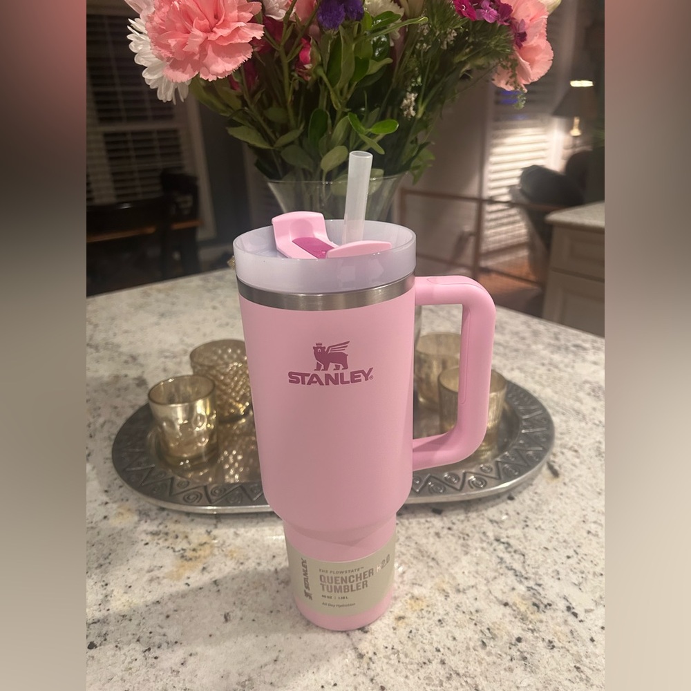 NWT Stanley Pink 40 oz Tumbler with Handle💗🤩💜